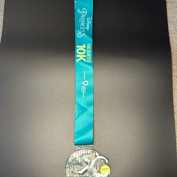 Disney Run Medal Princess Enchanted 10k 2019 finisher - Picture 3 of 6